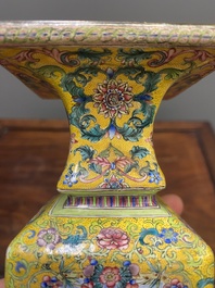 Vase &agrave; d&eacute;cor d'Europ&eacute;ens en &eacute;maux de Canton &agrave; fond jaune, Chine, marque et &eacute;poque de Qianlong