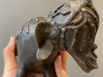 Paire de br&ucirc;le-parfums en forme d'&eacute;l&eacute;phant en bronze, Chine, Ming