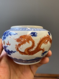 Een Chinese blauw-witte en ijzerrode wijnkom en warmer met draken tussen de wolken, Daoguang merk en periode