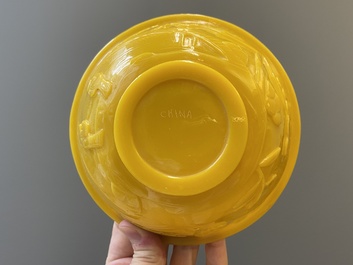 Een paar Chinese kommen in geel Peking glas met figuren in een landschap, CHINA merk, Republiek