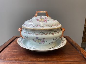 Terrine couverte sur son support en porcelaine de Chine famille rose, Qianlong