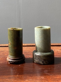 Twee Chinese jade penselenbekers, Qing