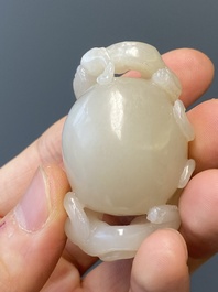 Vier Chinese snijwerken in witte en celadon jade, Qing/Republiek