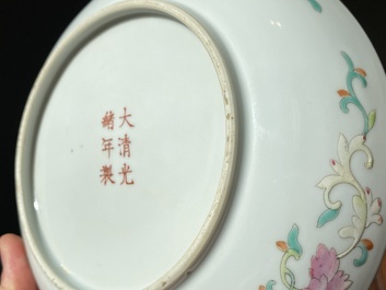 Een Chinees famille rose 'negen perziken' bord, Guangxu merk en periode