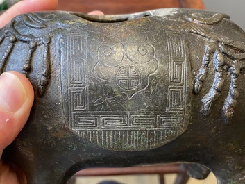 Paire de br&ucirc;le-parfums en forme d'&eacute;l&eacute;phant en bronze, Chine, Ming