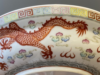 Bol couvert en porcelaine de Chine famille rose, marque de sceau Xiao Liu Xiang Guan 小留香館, 19/20&egrave;me