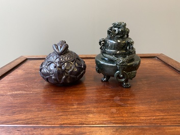 Twee Chinese wierookbranders met deksels in groene en blauwe goudsteen, 19/20e eeuw