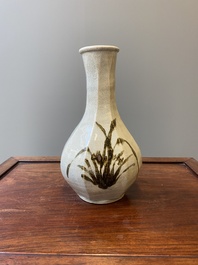 Een Koreaanse flesvormige vaas met floraal decor, Joseon dynastie, 16e eeuw