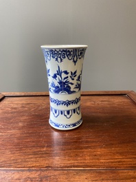 Een Chinese blauw-witte vaas met floraal decor, Kangxi