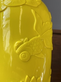 Een paar Chinese vazen met decor van vissen in geel Peking glas, Republiek