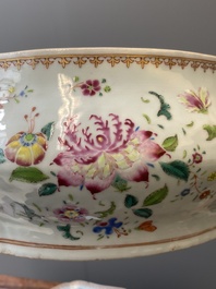 Een Chinese famille rose dekselterrine op onderschotel, Qianlong