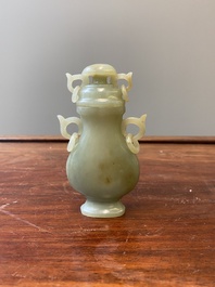 Een Chinees dekselvaasje in celadon jade, 19/20e eeuw
