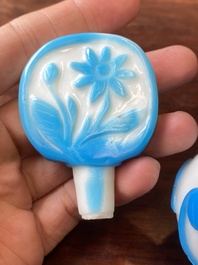 Een Chinese flacon met deksel in meerlagig blauw en wit Peking glas, 19e eeuw