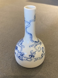 Vase de forme bouteille en porcelaine de Chine en bleu et blanc &agrave; d&eacute;cor d'un dragon, marque de Yongzheng, probablement R&eacute;publique