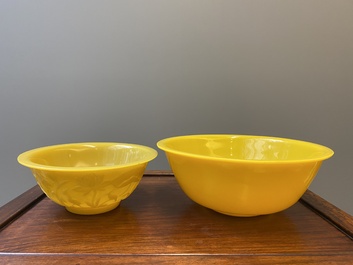 Deux grands bols en verre jaune de P&eacute;kin, Chine, 19/20&egrave;me
