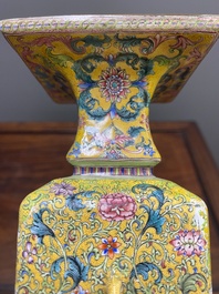 Vase &agrave; d&eacute;cor d'Europ&eacute;ens en &eacute;maux de Canton &agrave; fond jaune, Chine, marque et &eacute;poque de Qianlong