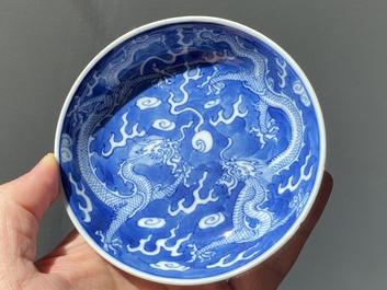Een paar Chinese blauw-witte 'draken' schotels, Guangxu merk en periode