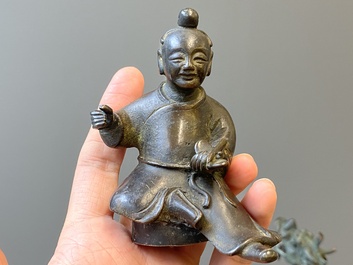 Een paar Chinese bronzen wierookbranders in de vorm van jongens op kylins, Ming