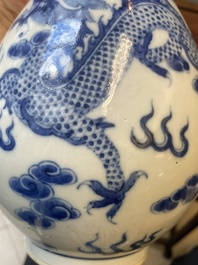 Een Chinese blauw-witte flesvormige 'draak en feniks' vaas, 19e eeuw