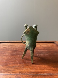Een Chinees archa&iuml;sch bronzen ritueel wijnvat, 'jue', late Shang-dynastie