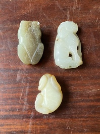 Trois sculptures d'animaux en jade blanc et c&eacute;ladon, Chine, Qing/R&eacute;publique
