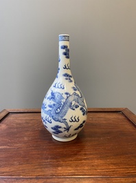 Een Chinese blauw-witte flesvormige 'draak en feniks' vaas, 19e eeuw