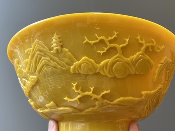 Paire de bols en verre jaune de P&eacute;kin &agrave; d&eacute;cor de figures dans paysages montagneux, Chine, 19/20&egrave;me