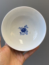 Bol en porcelaine de Chine en bleu et blanc &agrave; d&eacute;cor floral, Qianlong/Jiaqing