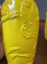 Een paar Chinese vazen met decor van vlinders en bloemen in geel Peking glas, Republiek