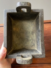 R&eacute;cipient &agrave; nourriture rituel archa&iuml;que en bronze dans le style des Zhou de l'Ouest, 'fangding', Chine, marque de Bao Ding Zhen Yong 寶鼎珍用, Ming