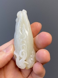 Vier Chinese snijwerken in witte en celadon jade, Qing/Republiek