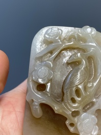 Vier Chinese snijwerken in witte en celadon jade, Qing/Republiek