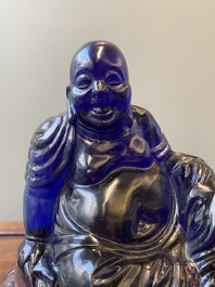 Bouddha rieur en verre bleu de P&eacute;kin assis sur un socle en bois, Chine, 19&egrave;me