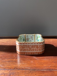 Bol de forme carr&eacute;e en porcelaine de Chine famille rose, marque et &eacute;poque de Daoguang