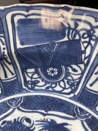Important plat en porcelaine de Chine en bleu et blanc de type kraak, Wanli