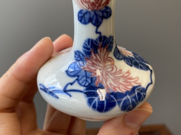 Een paar Chinese blauw-witte en koperrode vaasjes met floraal decor, Qianlong merk, 19/20e eeuw