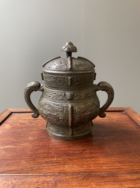 R&eacute;cipient &agrave; vin rituel archa&iuml;que en bronze dans le style des Zhou de l'Ouest, 'you', Chine, Ming
