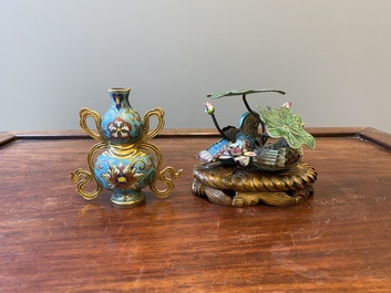 Een Chinese cloisonn&eacute; kalebasvaas en een groep met twee eenden in email en zilver, 19/20e eeuw