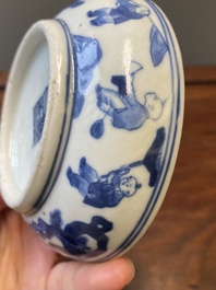 Een Chinese blauw-witte dekseldoos, Qianlong merk, 19e eeuw