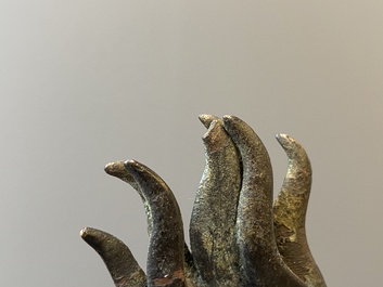 Een paar Chinese bronzen wierookbranders in de vorm van jongens op kylins, Ming