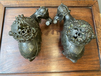 Paire de br&ucirc;le-parfums en forme d'&eacute;l&eacute;phant en bronze, Chine, Ming