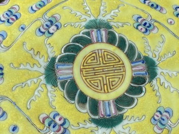 Plat de forme ovale sur talon en porcelaine de Chine &agrave; d&eacute;cor d'anniversaire sur fond jaune, marque et &eacute;poque de Guangxu