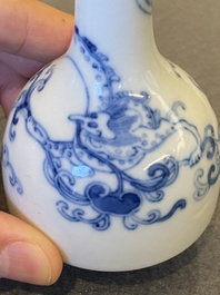 Vase de forme bouteille en porcelaine de Chine en bleu et blanc &agrave; d&eacute;cor d'un dragon, marque de Yongzheng, probablement R&eacute;publique