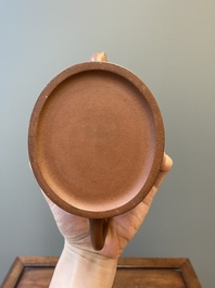 Een Chinese Yixing steengoed theepot met opgelegde draak, Kangxi