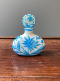 Een Chinese flacon met deksel in meerlagig blauw en wit Peking glas, 19e eeuw