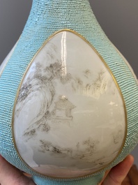 Vase en porcelaine de Chine &agrave; d&eacute;cor en grisaille sur fond turquoise, sign&eacute; Wan Yu 玩玉, marque et probablement &eacute;poque de Qianlong