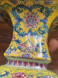 Vase &agrave; d&eacute;cor d'Europ&eacute;ens en &eacute;maux de Canton &agrave; fond jaune, Chine, marque et &eacute;poque de Qianlong