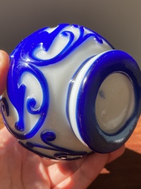 Paire de vases de forme bouteille en verre overlay de P&eacute;kin &agrave; d&eacute;cor de chilongs en bleu sur blanc, Chine, 19&egrave;me