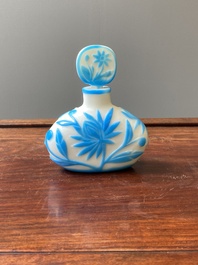 Een Chinese flacon met deksel in meerlagig blauw en wit Peking glas, 19e eeuw