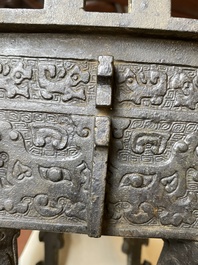 R&eacute;cipient &agrave; nourriture rituel archa&iuml;que en bronze dans le style des Zhou de l'Ouest, 'fangding', Chine, marque de Bao Ding Zhen Yong 寶鼎珍用, Ming